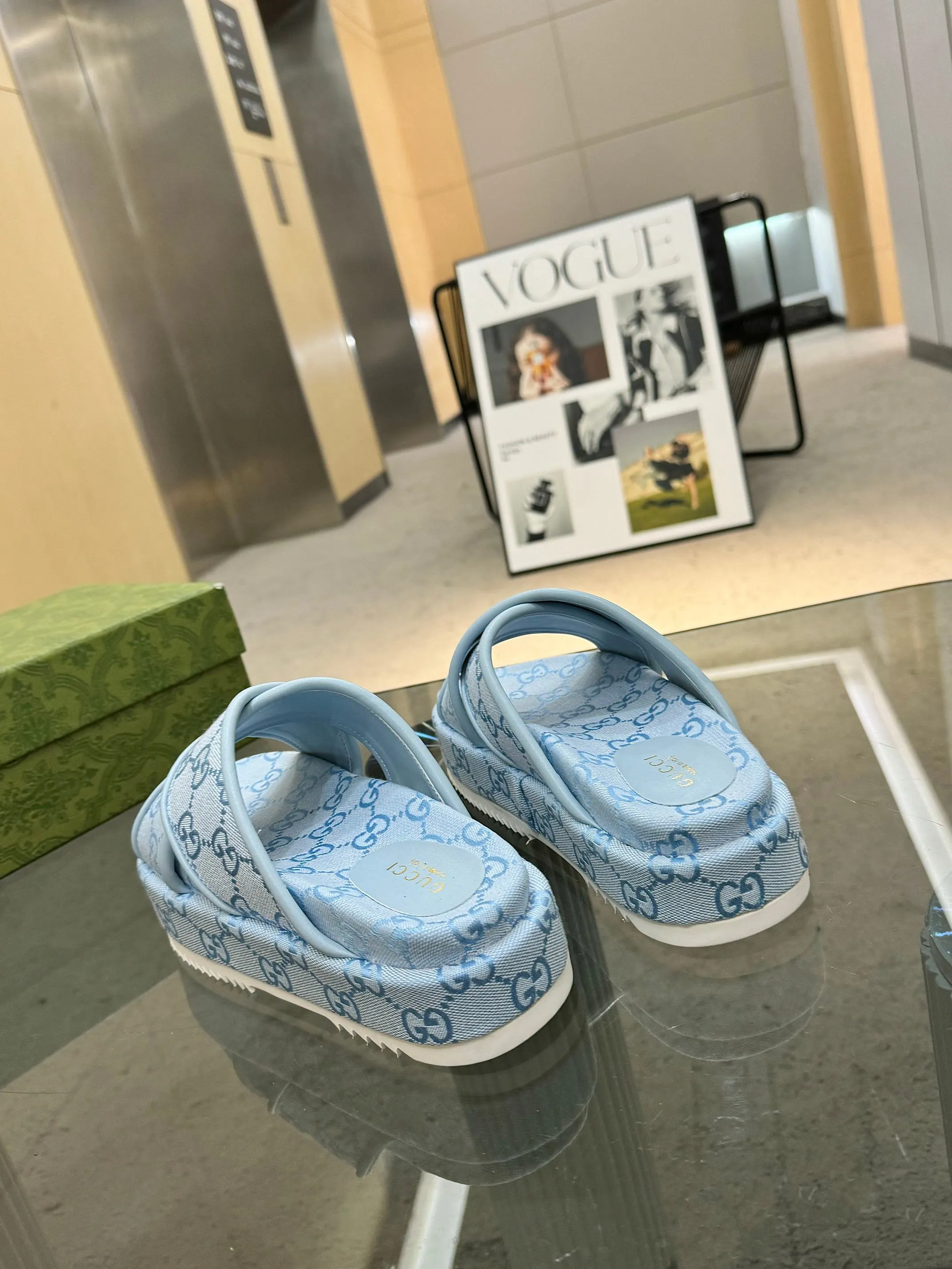 👟👟Ex-factory price 400👟👟 Shipped all year round, Gucci's latest limited edition thick-soled slippers. Top quality for sale. Purchase genuine product for development. The material and workmanship are consistent with the original. Upper: original special printing process. Lining: dyed sheepskin. Outsole: Italian private model outsole. Size: 35-43M standard size. 41, 42, 43 are also customized and cannot be returned. Sole thickness: 5.5cm. Forefoot 4cm.